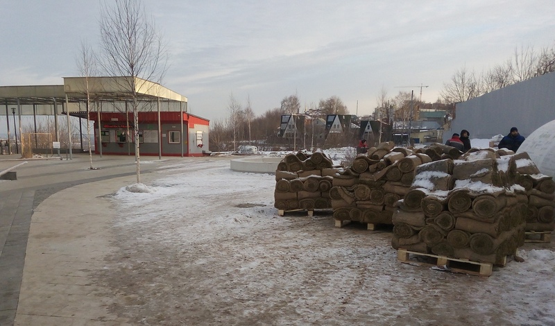 «Самое время!»: Около нижегородский канатки укладывают газон, несмотря на мороз